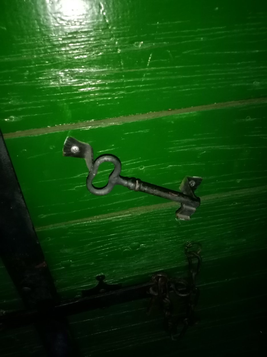 Eisenschlüssel auf einer Holztür